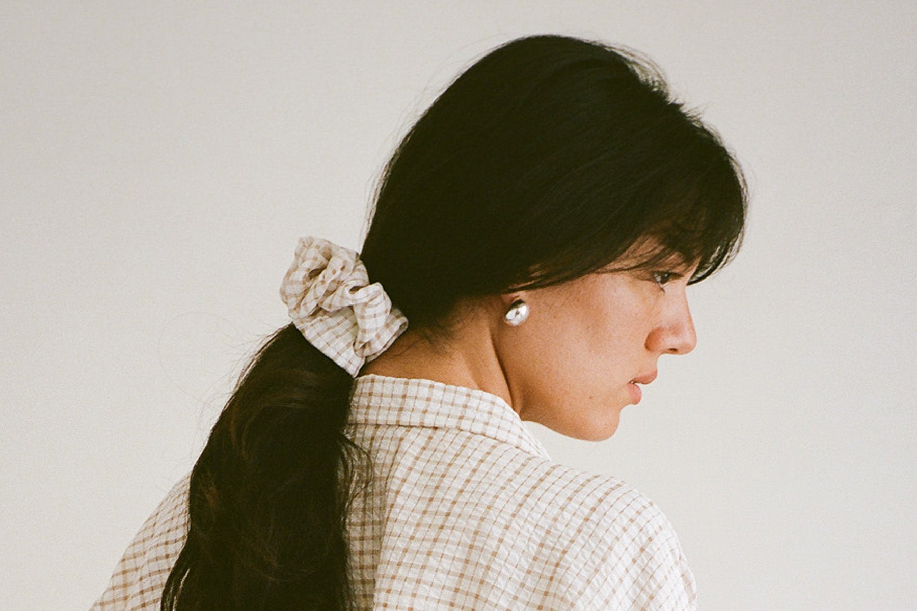 Plaid Crinkle Scrunchie - White/Tan