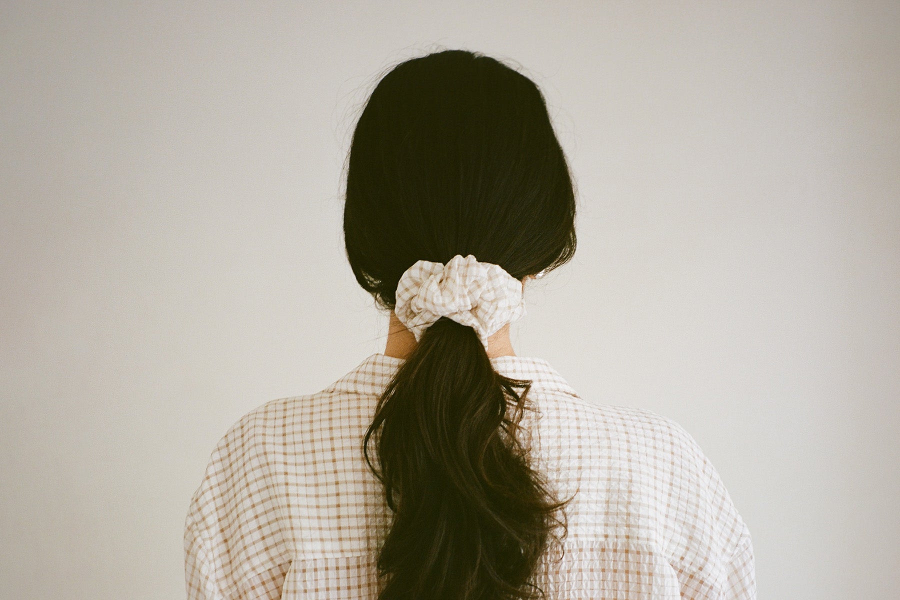 Plaid Crinkle Scrunchie - White/Tan